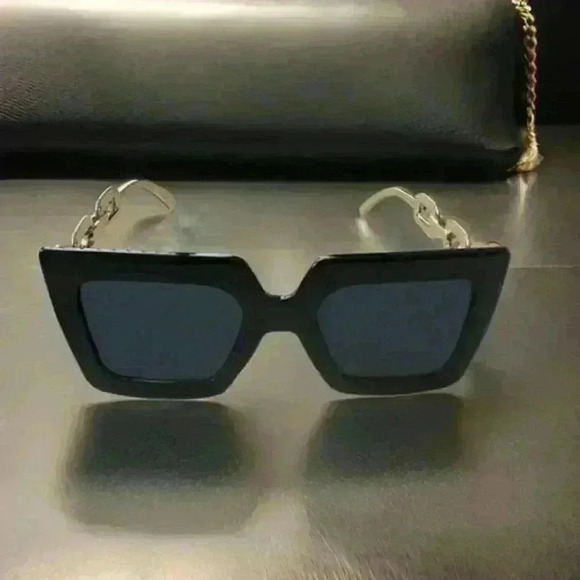 Accessories - Block Black Sunglasses